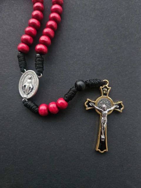 Drewniany Różaniec czerwony