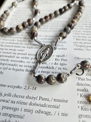 Różaniec jaspis szary