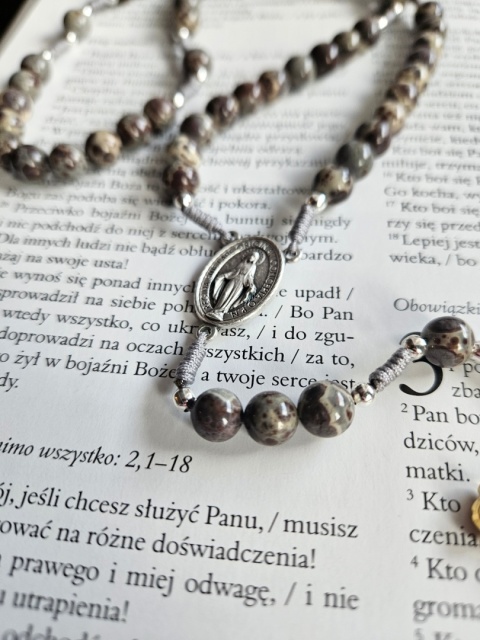 Różaniec jaspis szary