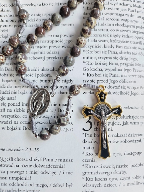 Różaniec jaspis szary