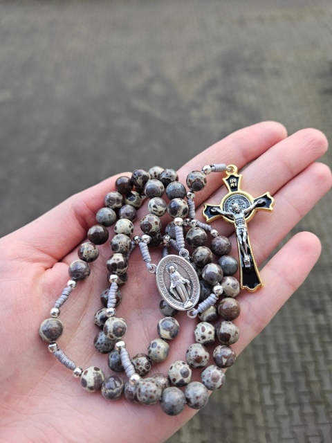 Różaniec jaspis szary