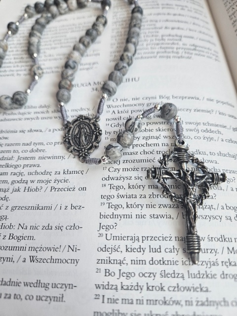 Różaniec jaspis picasso szary