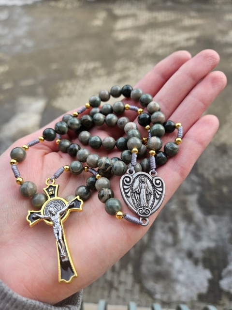 Różaniec na szyję Matka Boża Niepokalana jaspis morski