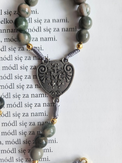 Różaniec na szyję Matka Boża Niepokalana jaspis morski