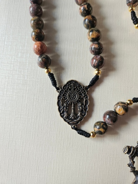 Różaniec jaspis leopardzi Najświętszy Sakrament